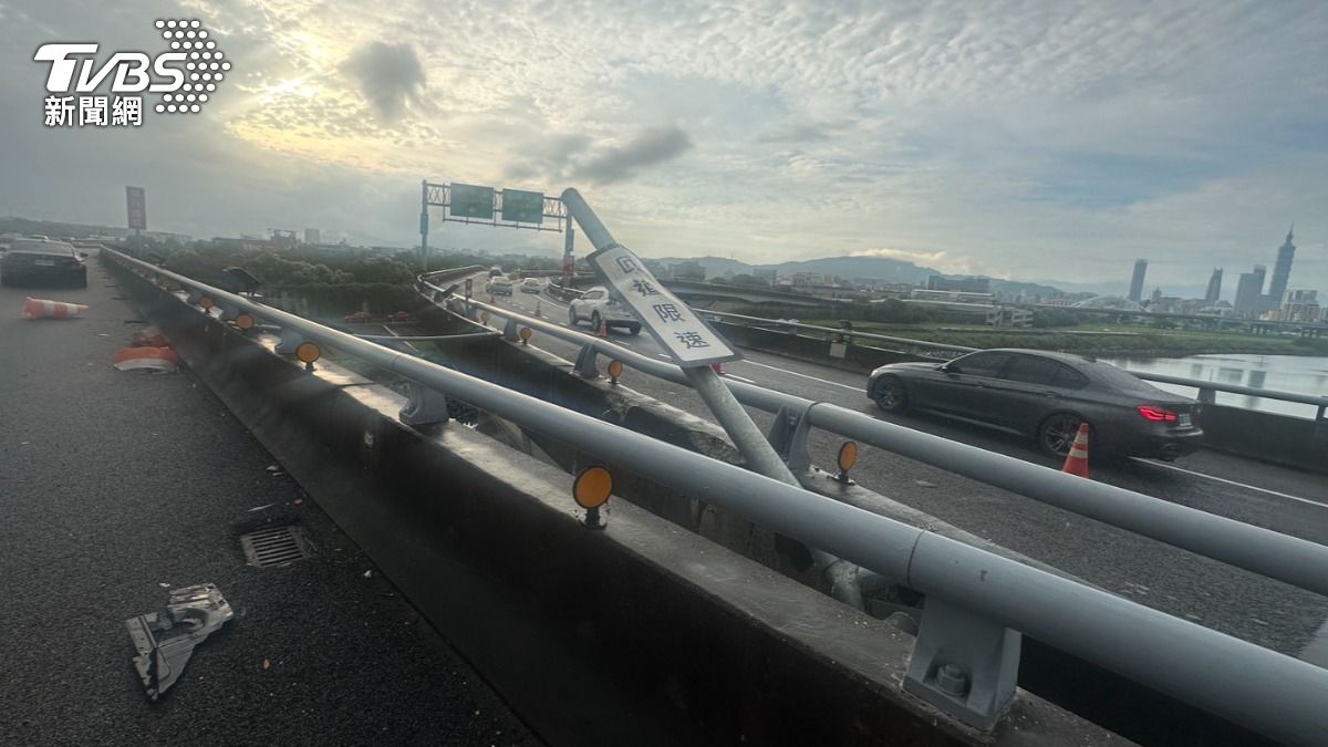 半年前才釀1死!汐五高架轎車翻落6樓高河面 駕駛幸抓「浮板」保命