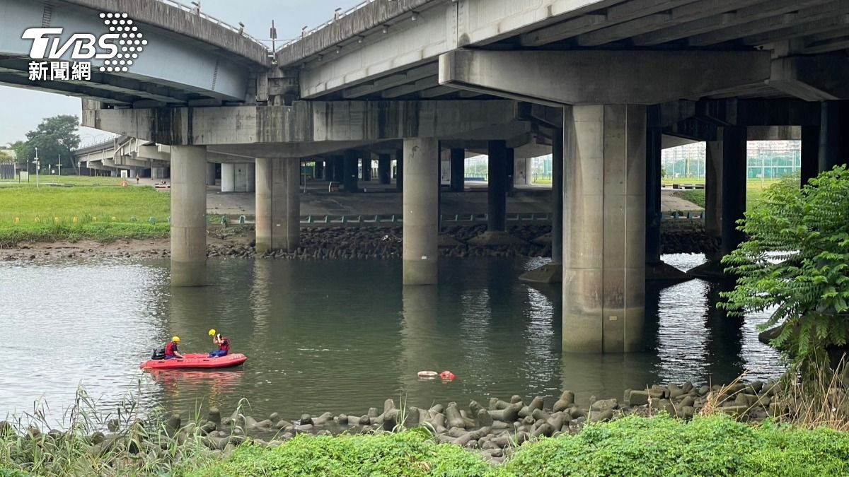 轎車翻落位置跟半年前小貨車翻落位置相同,但轎車駕駛幸運獲救。(圖/TVBS)