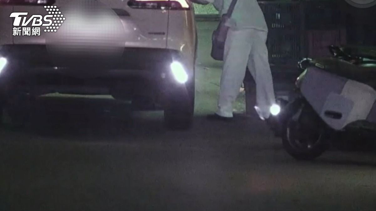 周姓乘客在計程車上隨意吐痰,拒絕賠償後下車準備離開。(圖/TVBS)
