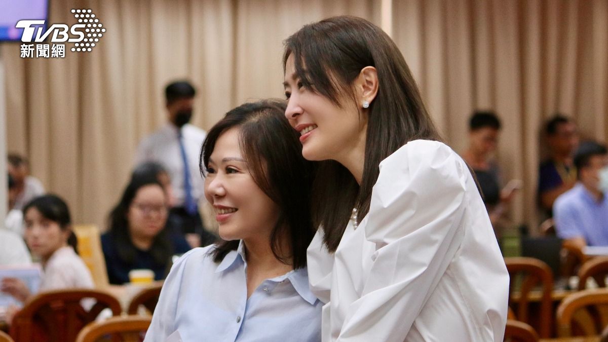 賈永婕任101董座立院備詢處女秀! 李彥秀話家常合影「驚人特殊關係」曝