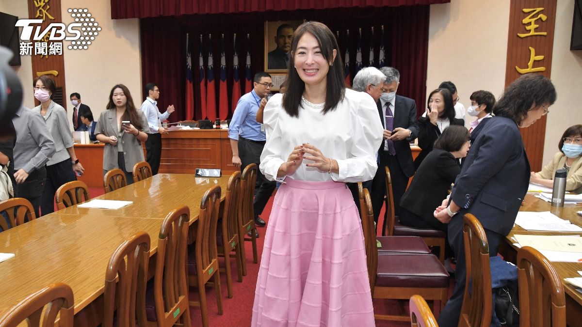 賈永婕備詢成全場嬌點。(圖/胡瑞麒攝)