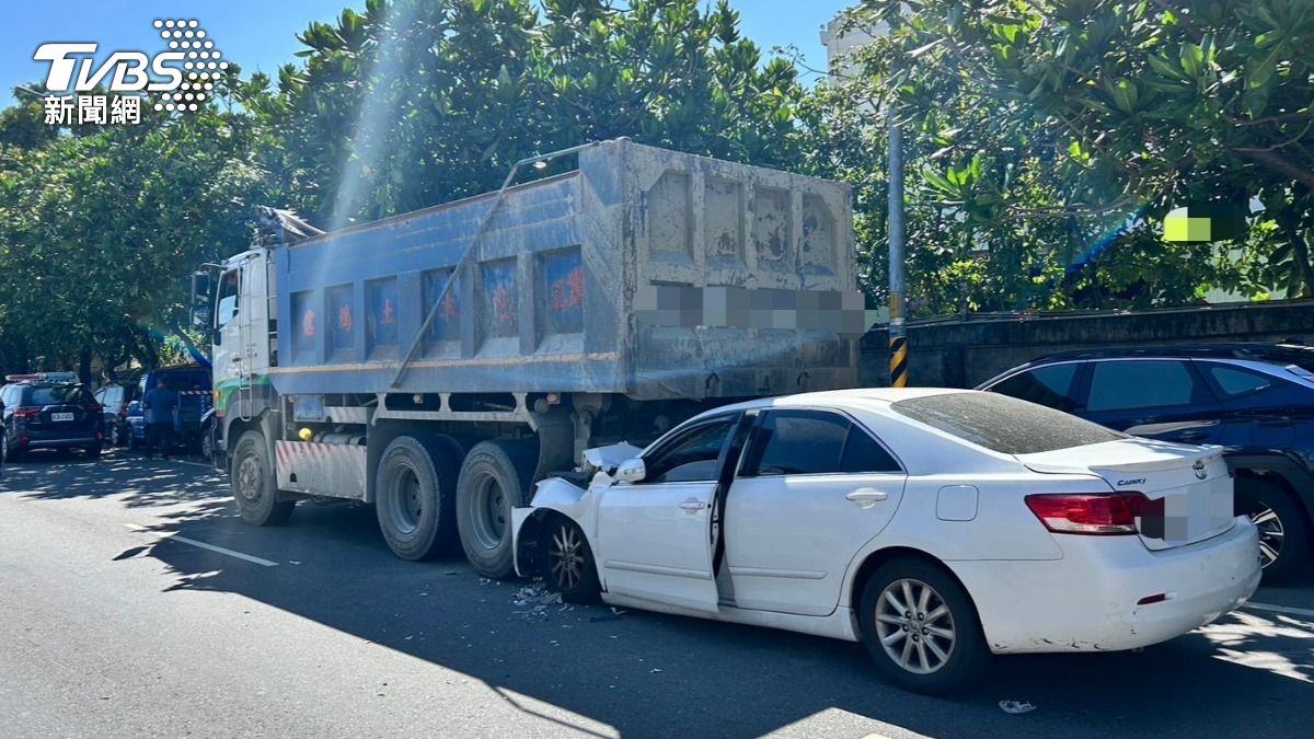 快訊/驚悚畫面曝!車頭「嵌爛」大貨車底盤 台東男追尾身亡
