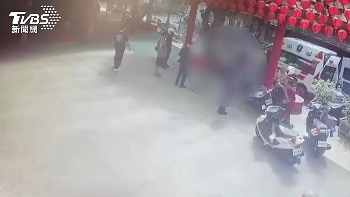 醉漢在宮廟前喧嘩滋事，張姓老翁看不過持刀砍殺對方，警方獲報趕抵現場處理。（圖／TVBS）