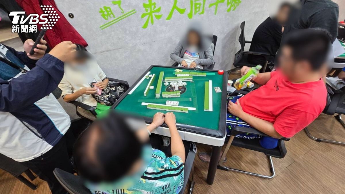 警方突襲合法棋牌社，逮捕正在聚賭的15名賭客。（圖／TVBS）