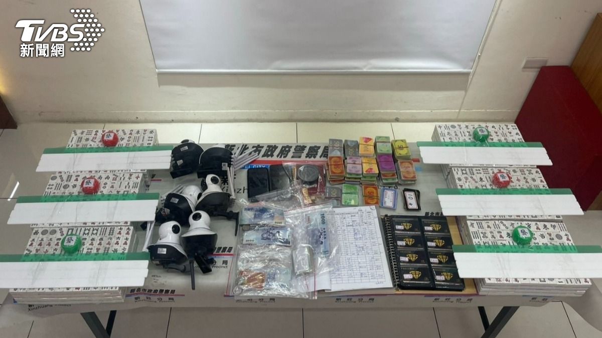 棋牌社暗藏職業賭場，警方上門查扣賭資、賭具等證物。（圖／TVBS）