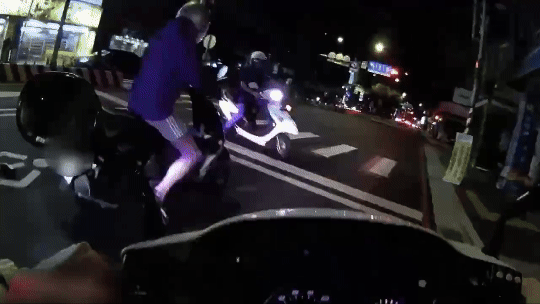 摔車片/毒蟲沒待轉飆速躲警 下秒重心不穩慘摔