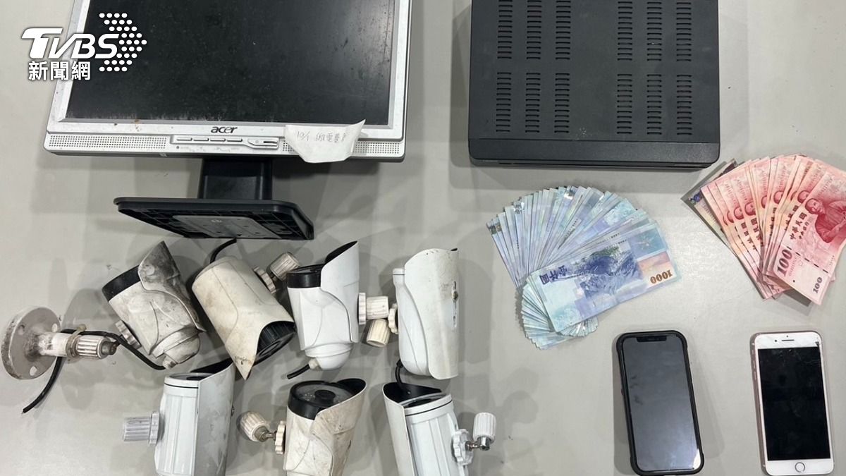 警方查扣營業所得、監視器等相關證物。(圖/TVBS)