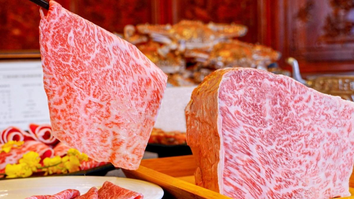 日本A5和牛擁細緻誘人的油花、如大理石藝品般的紋理,肉質鮮甜軟嫩。(圖/馬辣集團)