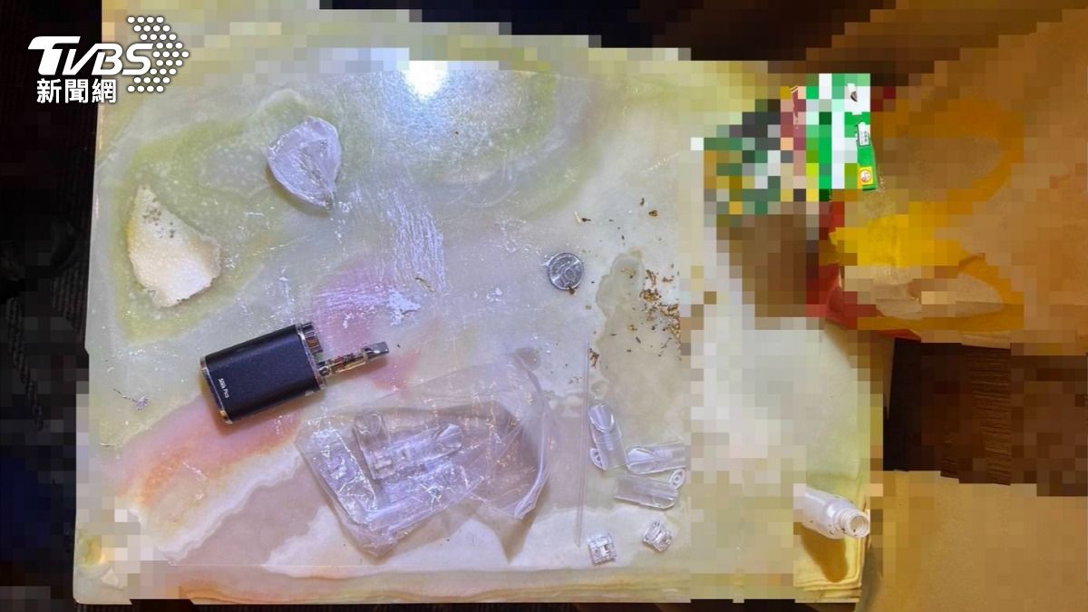 警方在房間內查到大量毒品。(圖/TVBS)