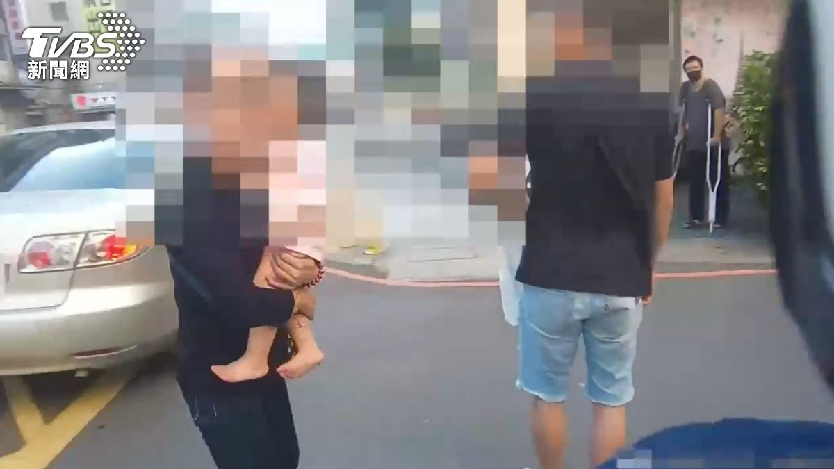 趕去打麻將!女通緝犯抱童沒繫安全帶 遭警搜出「喪屍煙彈」