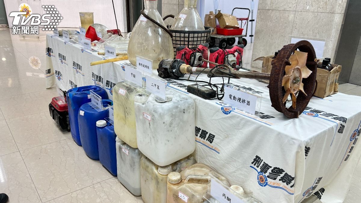 警方查購製毒相關工具及原物料。(圖/TVBS)