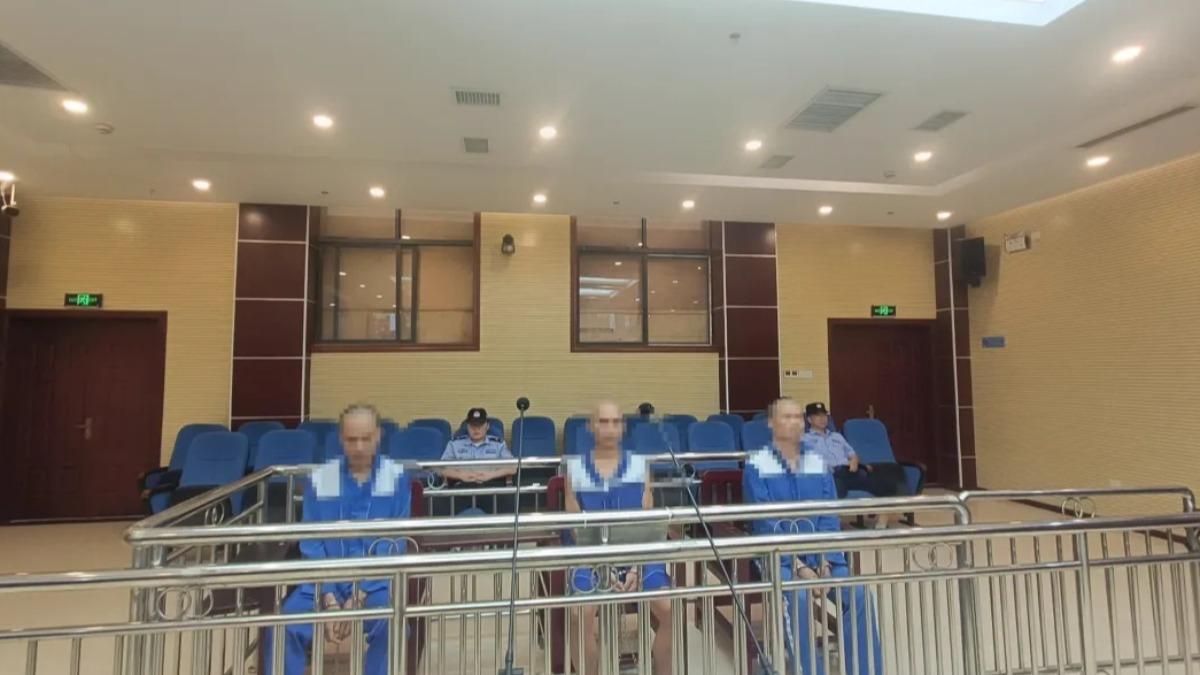 大陸3名男子因嘴饞合夥在公路攔車搶劫，搶走3箱牛肚、遭法院判3年不等刑期。（圖／翻攝自微博）
