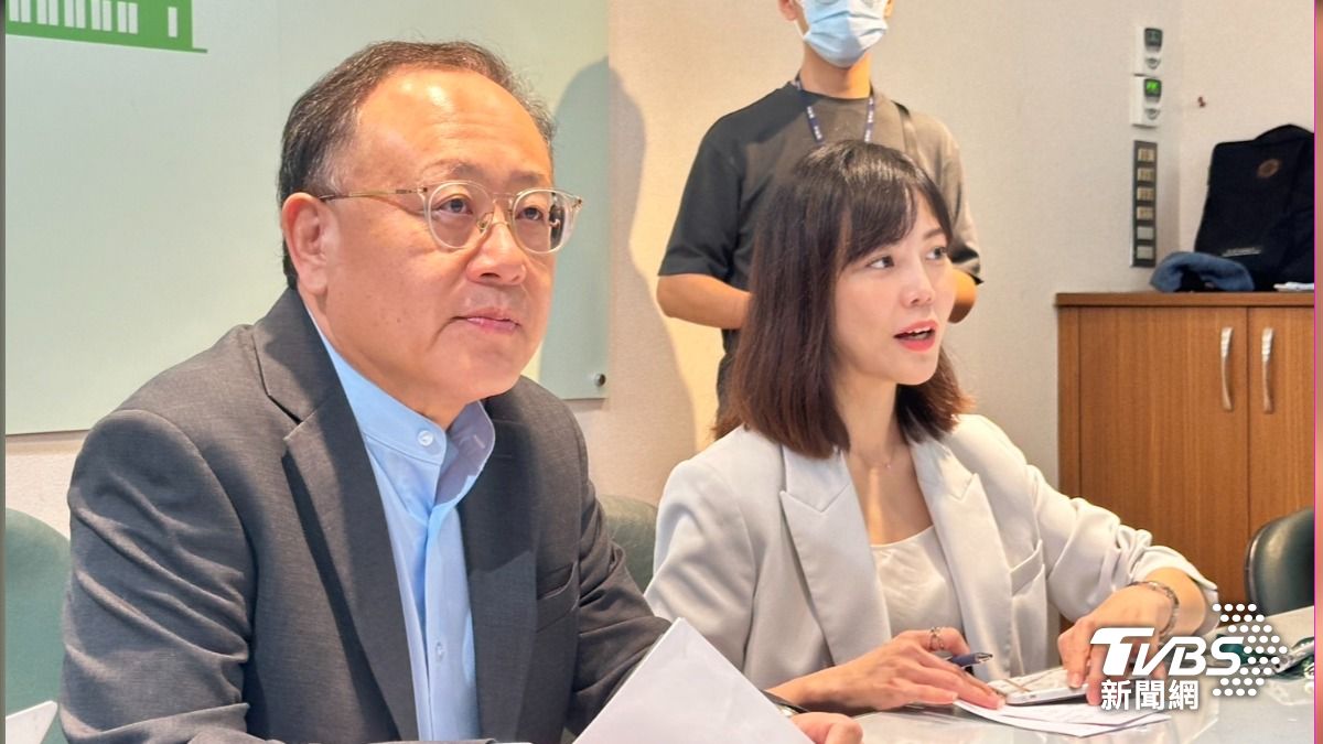 政務委員史哲(左)、行政院發言人李慧芝(右)今下午說明運動部相關規劃進度。(圖/潘袁詩羽攝)