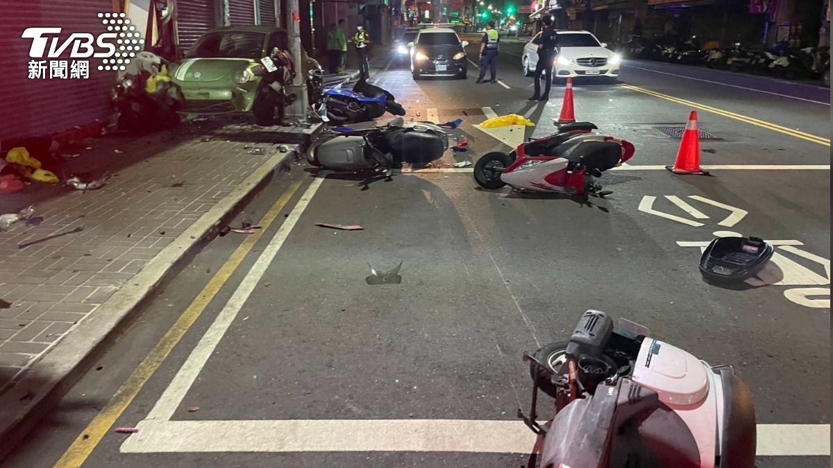 台中暗夜保齡球式車禍!男撞8機車衝上人行道 只為撿眼鏡