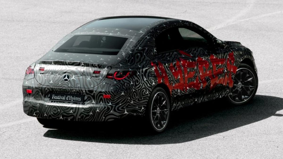 車尾同樣缺乏排氣管,可以推測偽裝車應為電動車型。(圖/M-Benz)