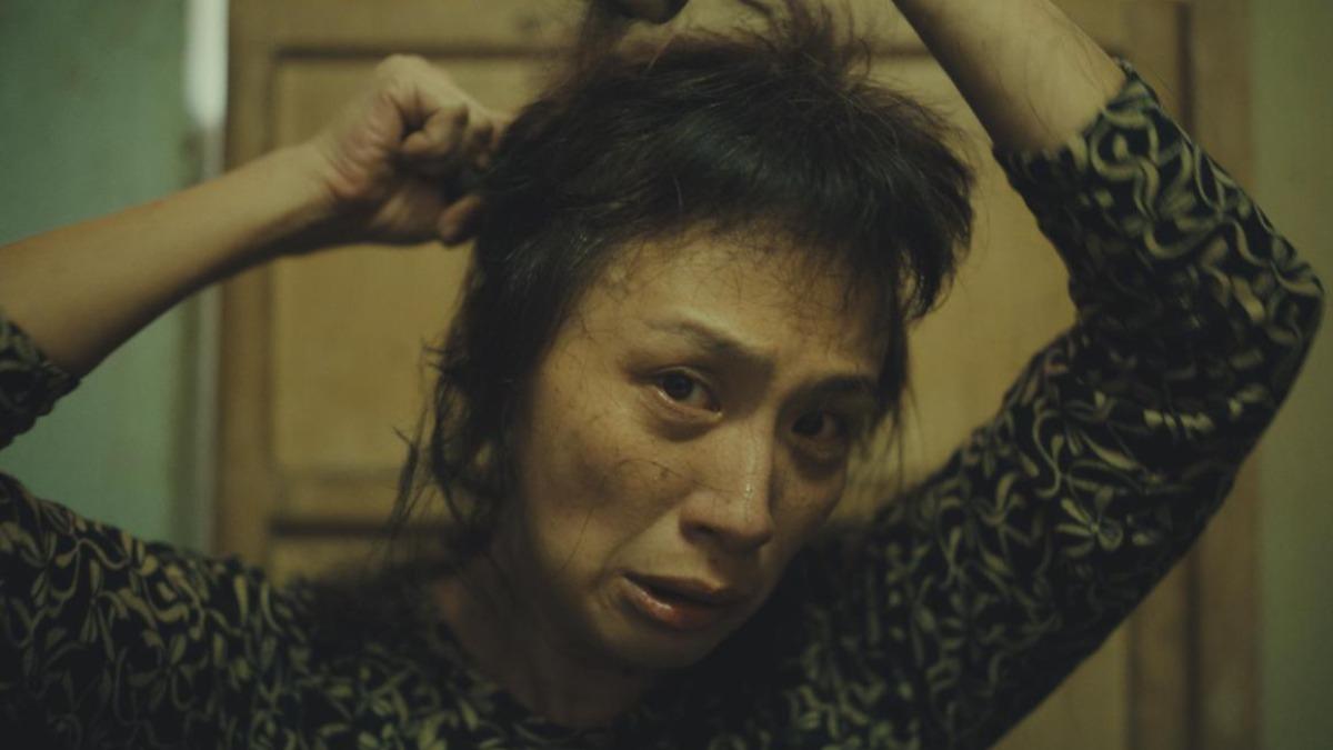 黃采儀主動要求為戲剃髮。(圖/客家電視台提供)