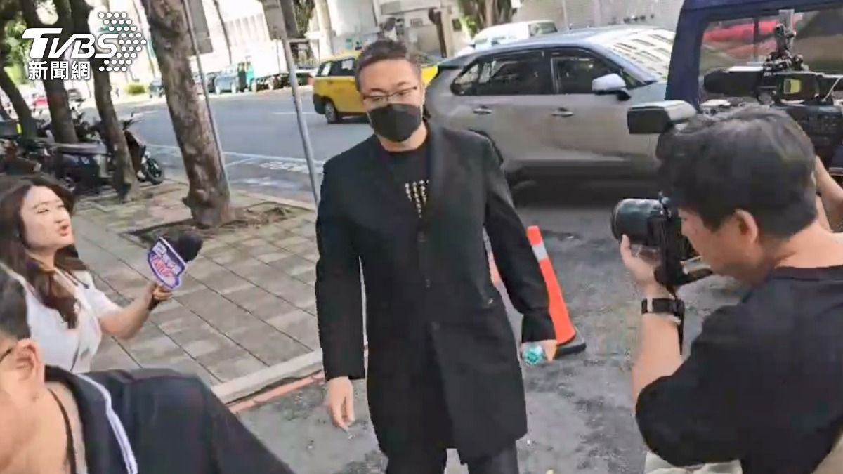 快訊／強吻被判刑！突公開「向A女道歉」　朱學恒今一身黑出庭