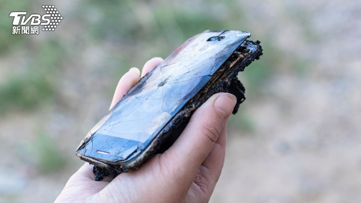 手機充整夜「瞬間爆炸」!房間陷火海 印尼男100%燒傷不治