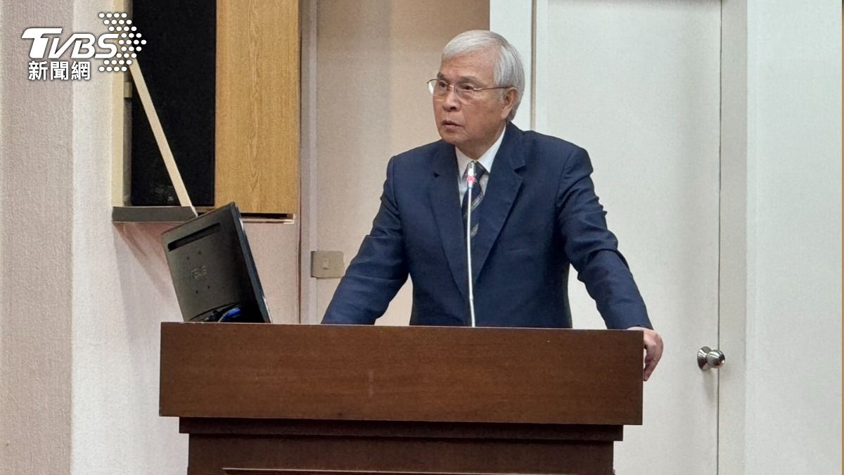 央行總裁楊金龍今(17)日赴立法院進行第七波信用管制專題報告。(圖/謝佩穎攝)