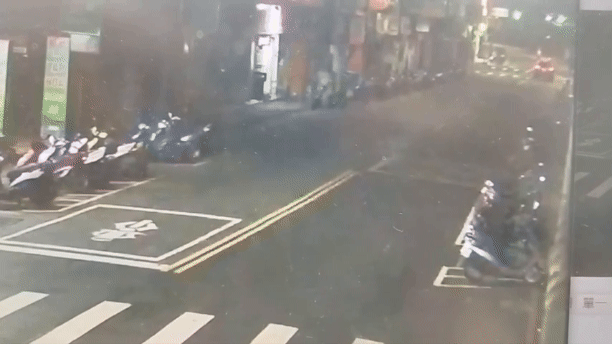 有片/揪女友小酌!新北男醉駕BMW撞翻26輛機車 下場慘