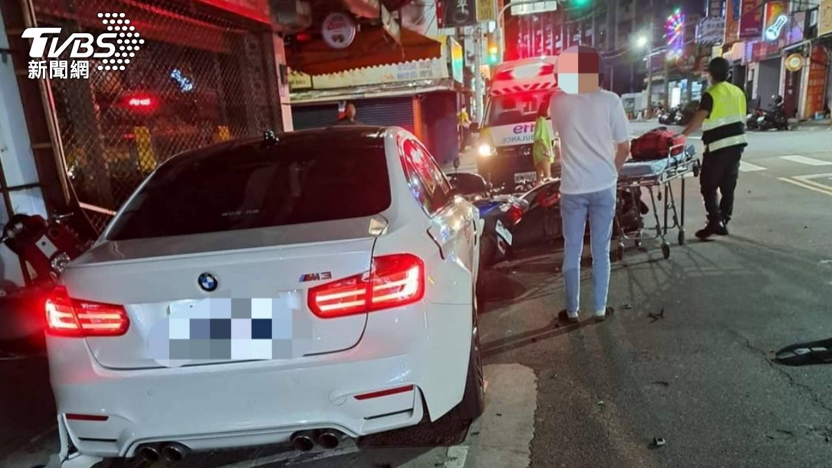 翁男酒駕肇事撞倒整排機車,共有26輛機車遭波及。(圖/TVBS)