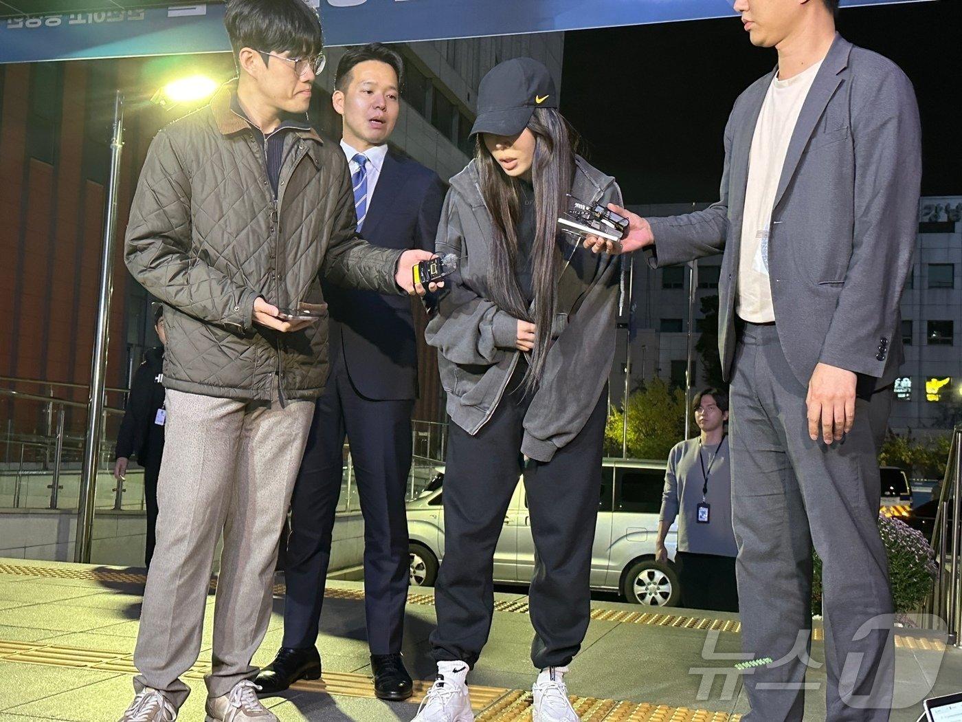 Jessi昨晚現身警局。(圖/翻攝自news1)