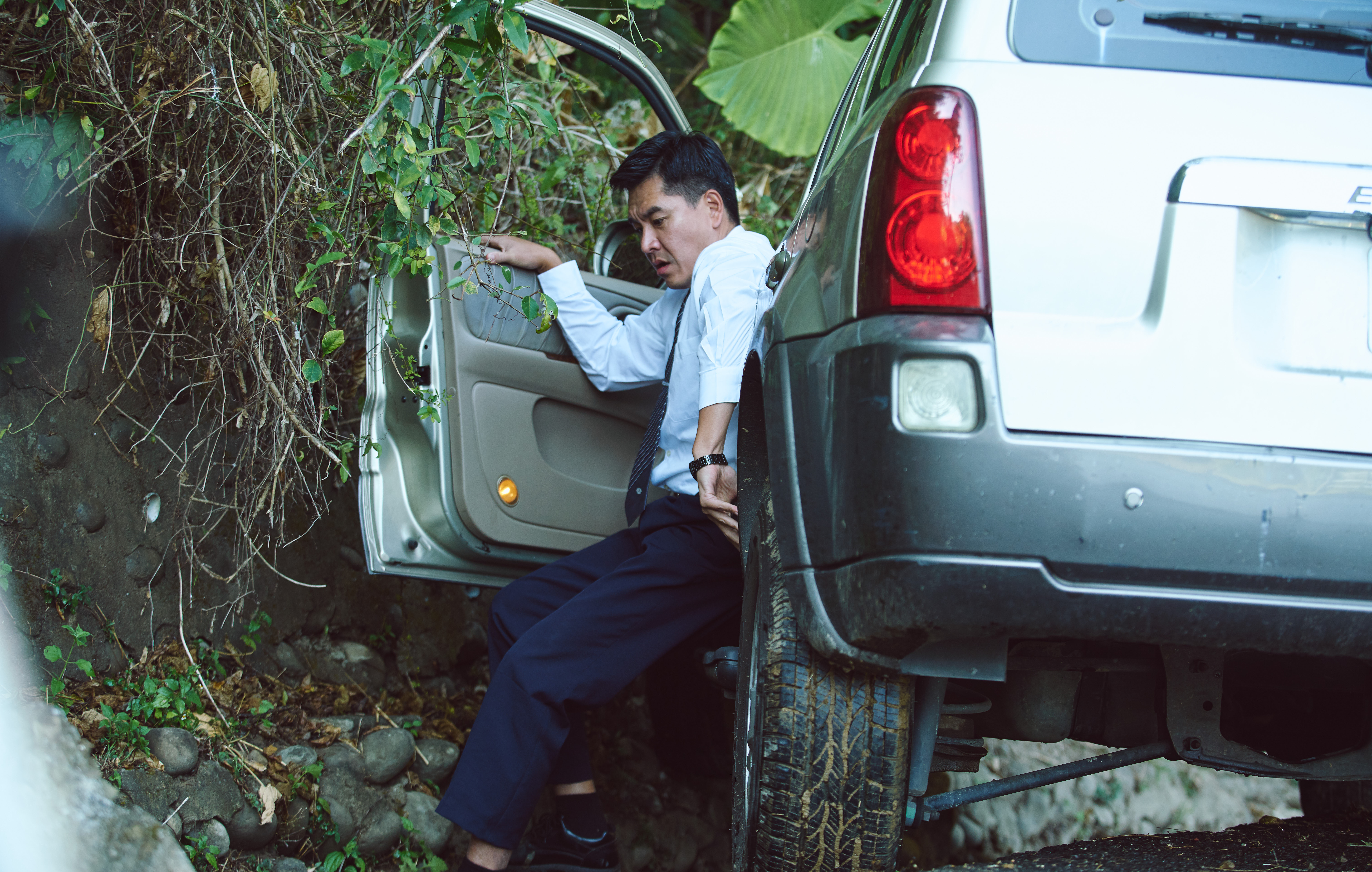 悚!王傳一車輛打滑「撞上山壁」 見安全氣囊當場爆開:嚇死我了