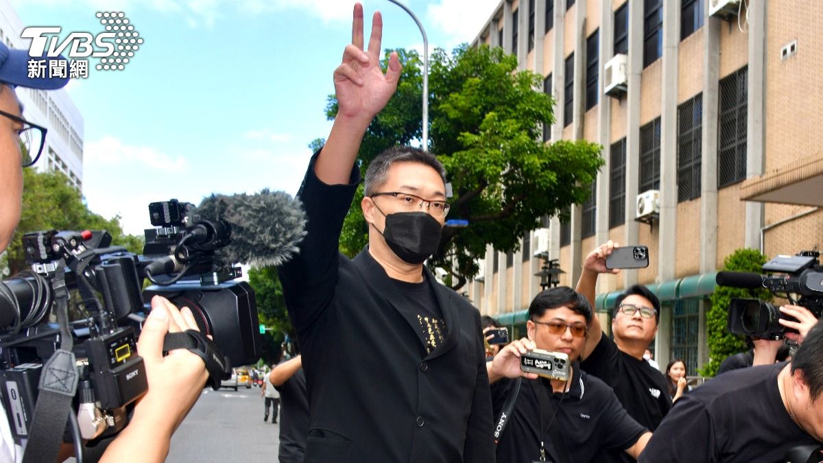 朱學恒因強吻案高院出庭，結束後招計程車離開。（圖／胡瑞麒攝）