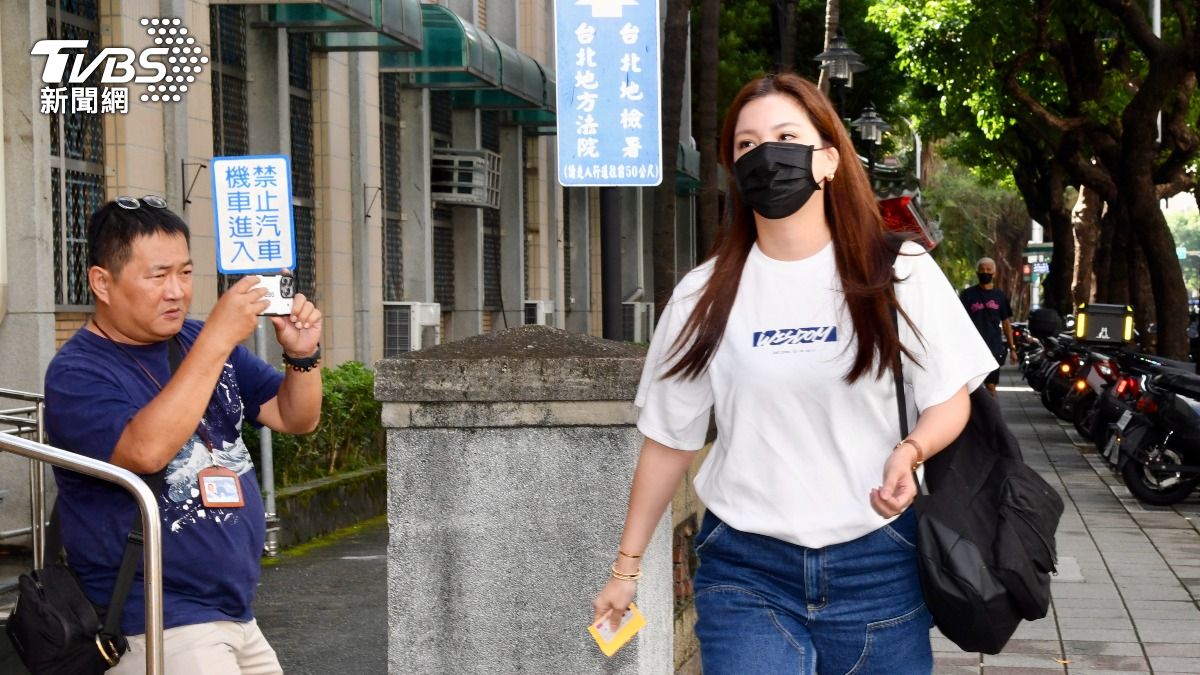 台北市議員鍾沛均上午抵達高院。(圖/胡瑞麒攝)