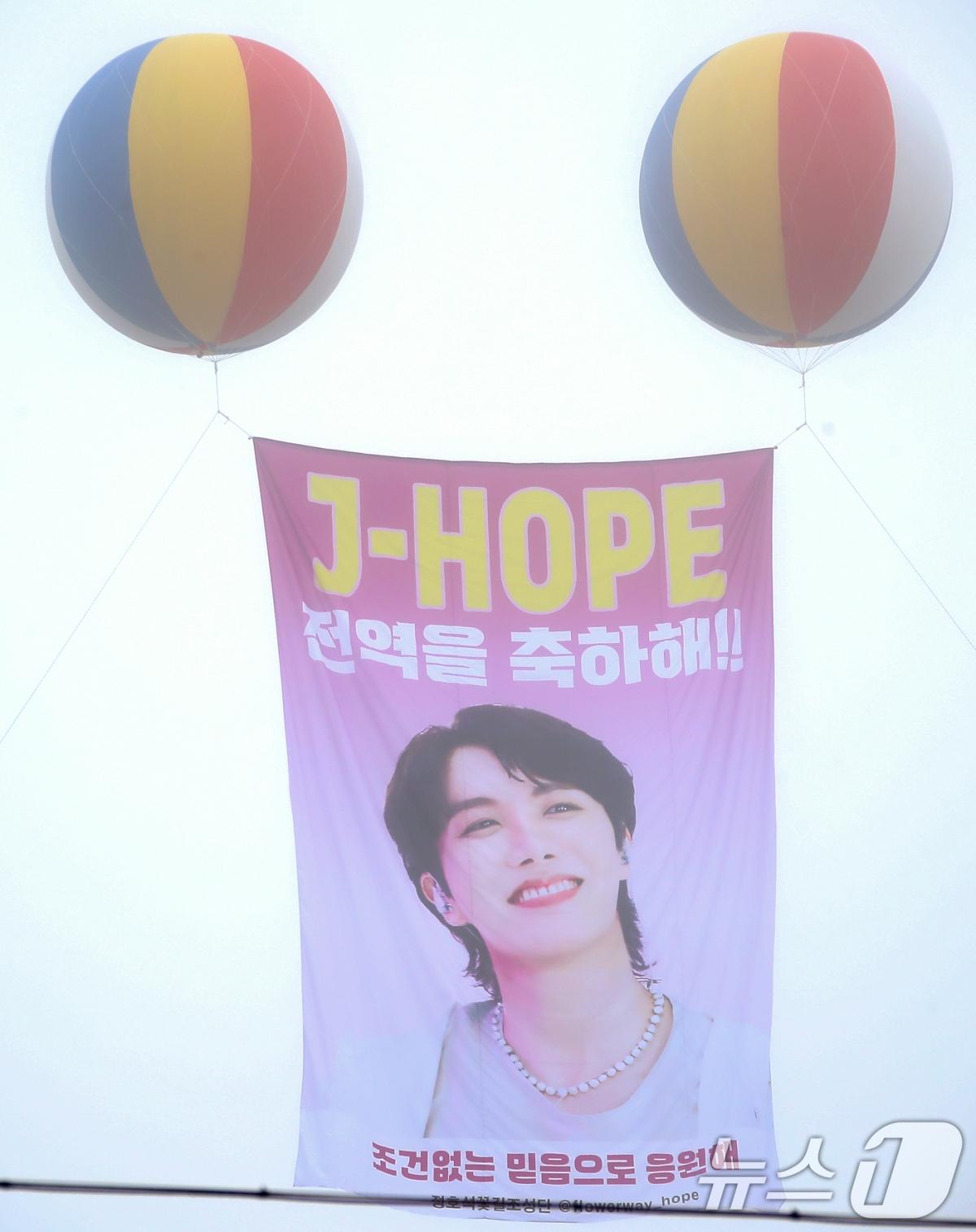 粉絲依約沒有到場迎接j-hope,改以各種方式應援。(圖/news1提供)
