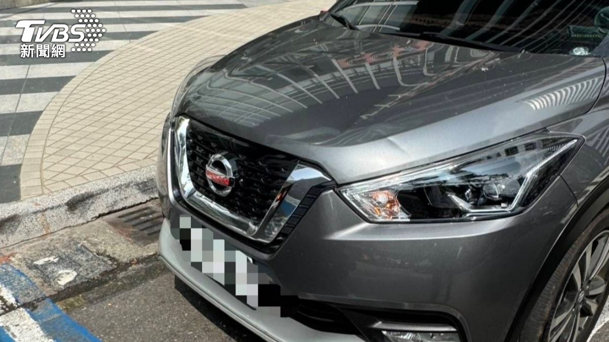 玻璃碎片砸中停在路旁的3輛汽車。(圖/TVBS)