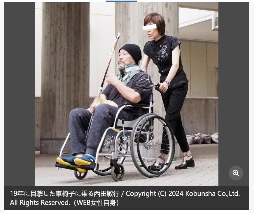 西田敏行2019年被拍到坐著輪椅的模樣。(圖/翻攝自女性自身)