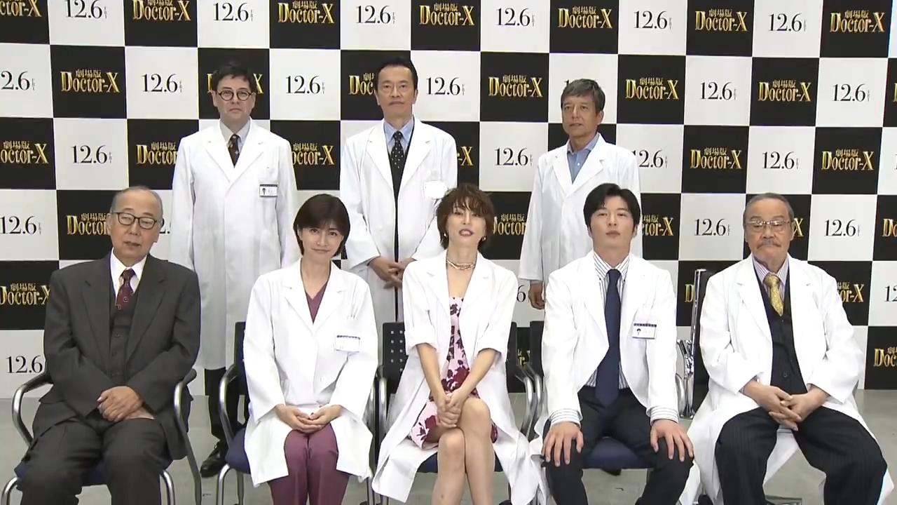 西田敏行(最右)這幾年大多坐著輪椅現身或拍戲。(圖/翻攝自DoctorX_tvasahi推特)