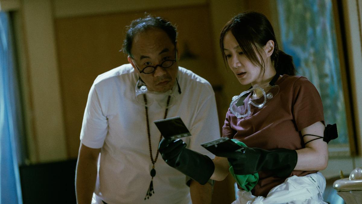 王自強(左)劇中飾演因公傷退休的刑警。(圖/公視台語台、華視提供)