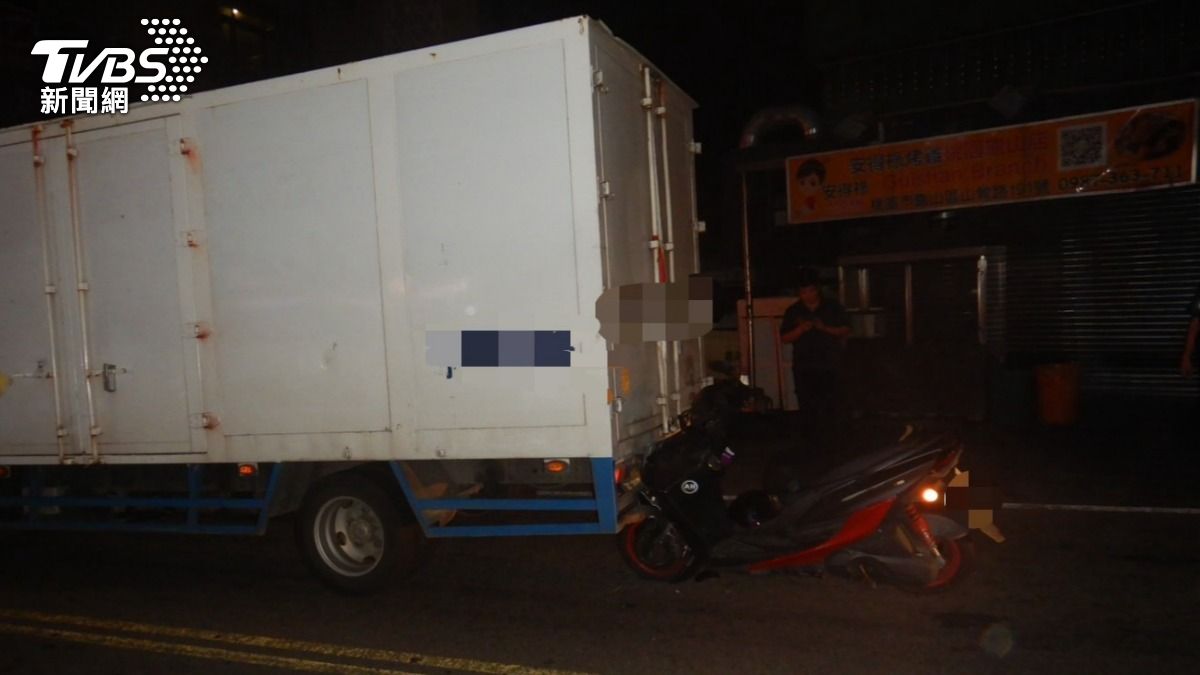 桃園17歲少年深夜騎車恍惚!猛撞貨車「直插底盤」全被錄