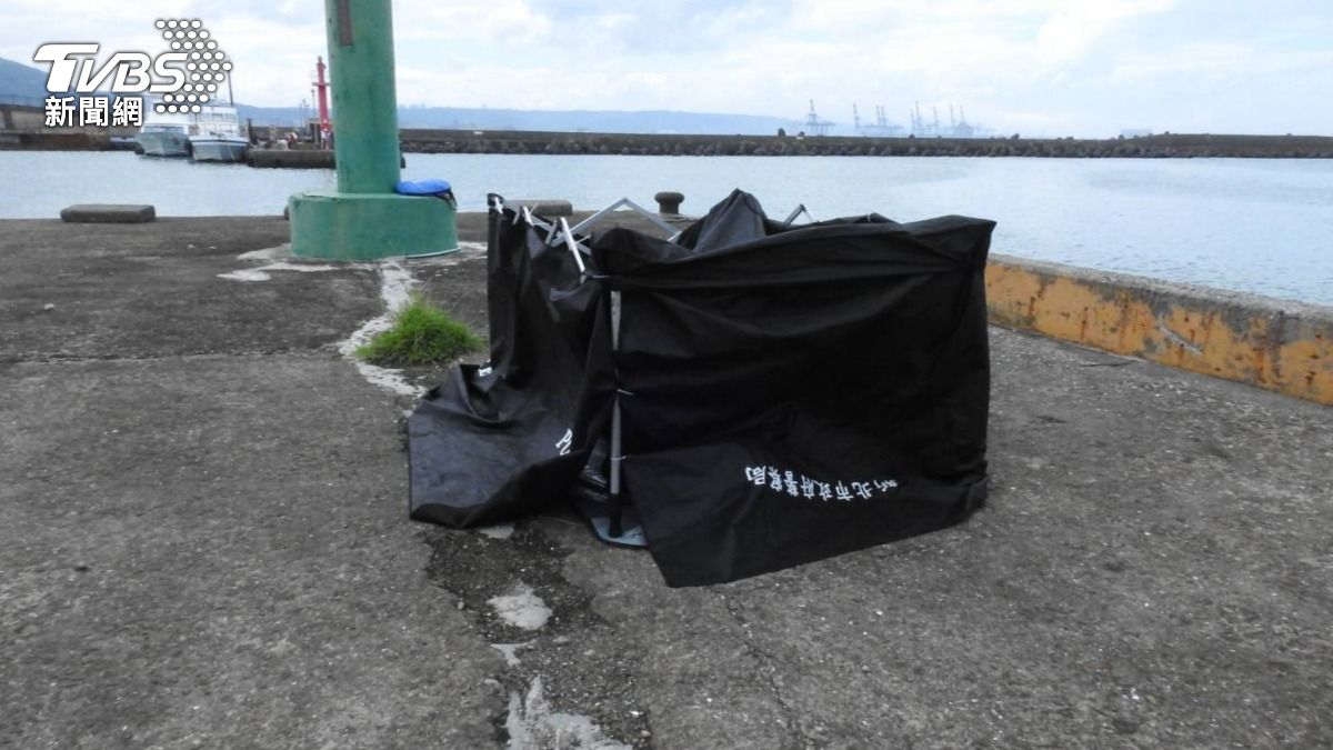 淡水河岸驚見浮屍!死者是八里前鄉代會主席兒 家屬悲痛認屍
