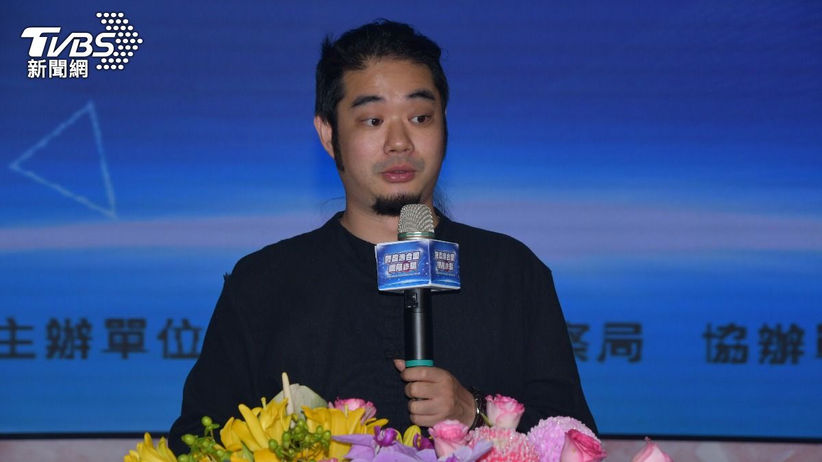 鍾東錦送禮致歉!齊廷洹參加苗栗反詐活動 「舉這例」全場笑翻