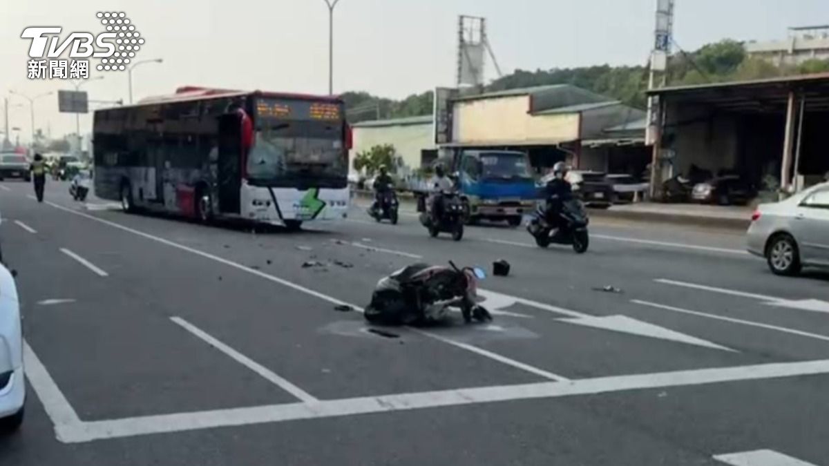 安全帽噴飛！台中公車碰撞機車　男騎士遭捲車底不治