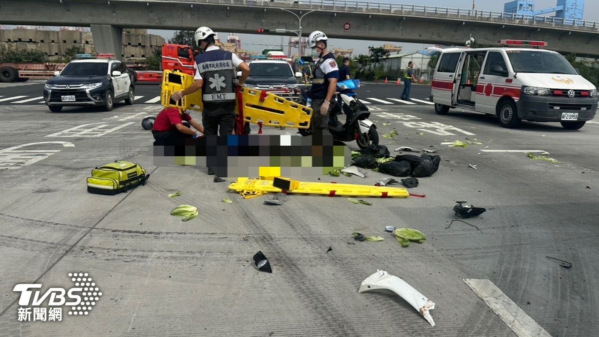 快訊/高雄港碼頭機車捲進貨櫃車「菜掉滿地」 騎士魂斷輪下