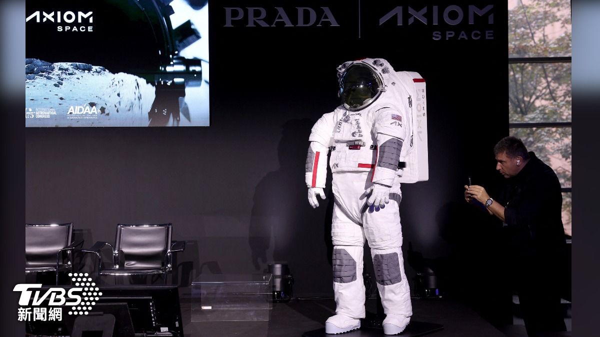 NASA將阿提米絲三號登月計畫的太空衣,交給Prada設計製作,提供太空人更好的裝備。(圖/達志影像路透社)