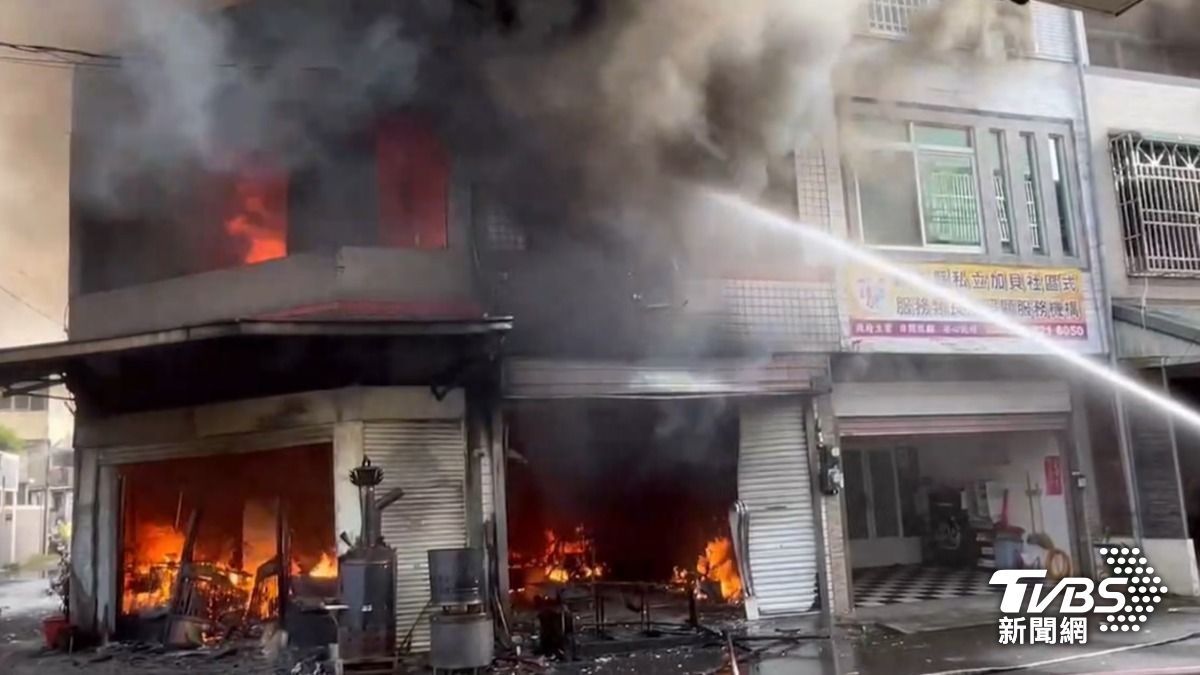 快訊/爆炸聲不斷!嘉義民雄住宅「全面燃燒」 安養中心被波及人員急撤