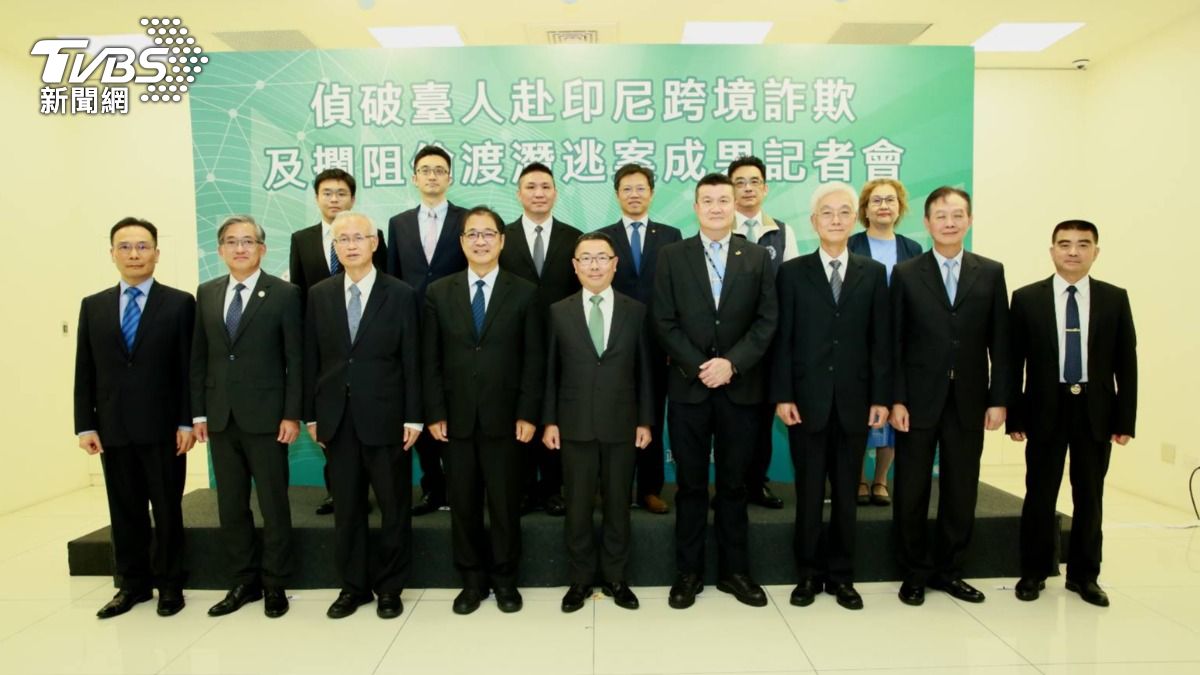 行政院政務委員林明昕與辦案人員合影。（圖／TVBS）