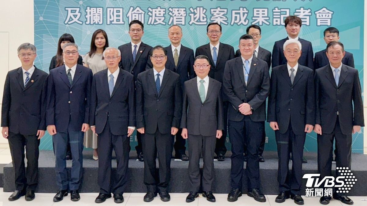 行政院政務委員林明昕與辦案人員合影。（圖／TVBS）