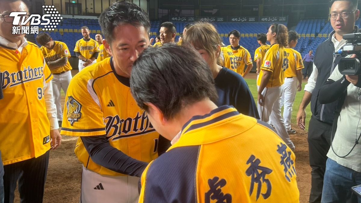 盧秀燕與中信兄弟總教練平野惠一相見歡。(圖/林冠丞攝)