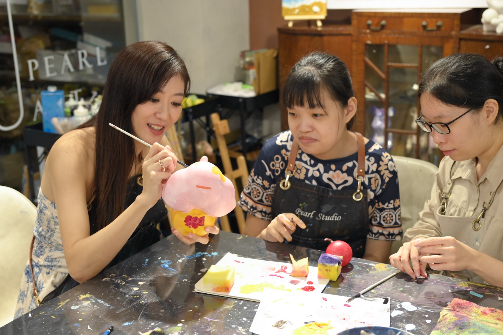 許蓁蓁（左）與小腦萎縮症病友共同創作。（圖／萬海慈善提供）