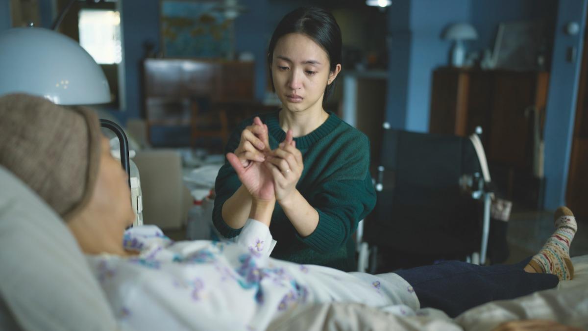 《不夠善良的我們》林依晨將長照者的煎熬詮釋得淋漓盡致。(圖/公視、MyVideo提供)