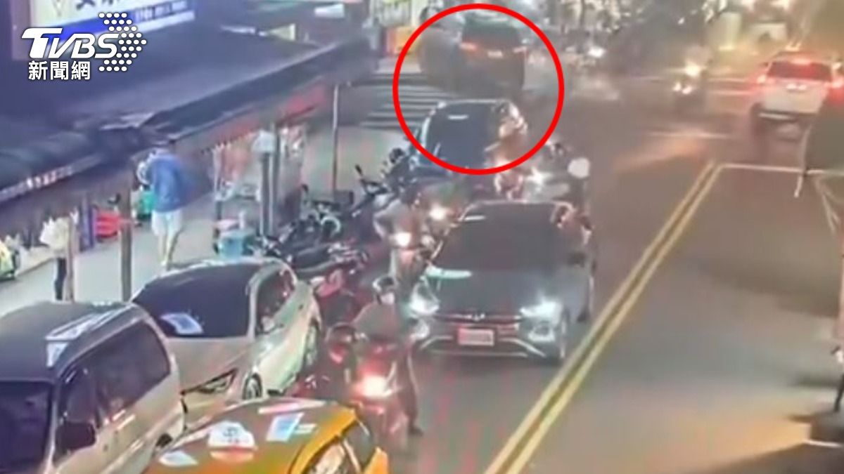 曾男駕駛車輛失控後,直接高速撞進小吃攤。(圖/TVBS)