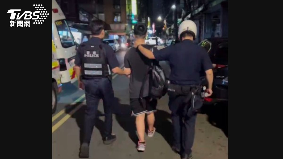 警方將少年帶回派出所。（圖／TVBS）