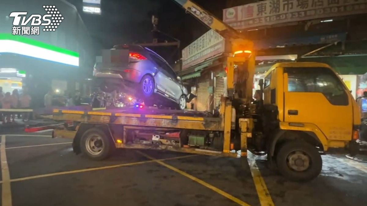 現場處理肇事車輛。（圖／TVBS）