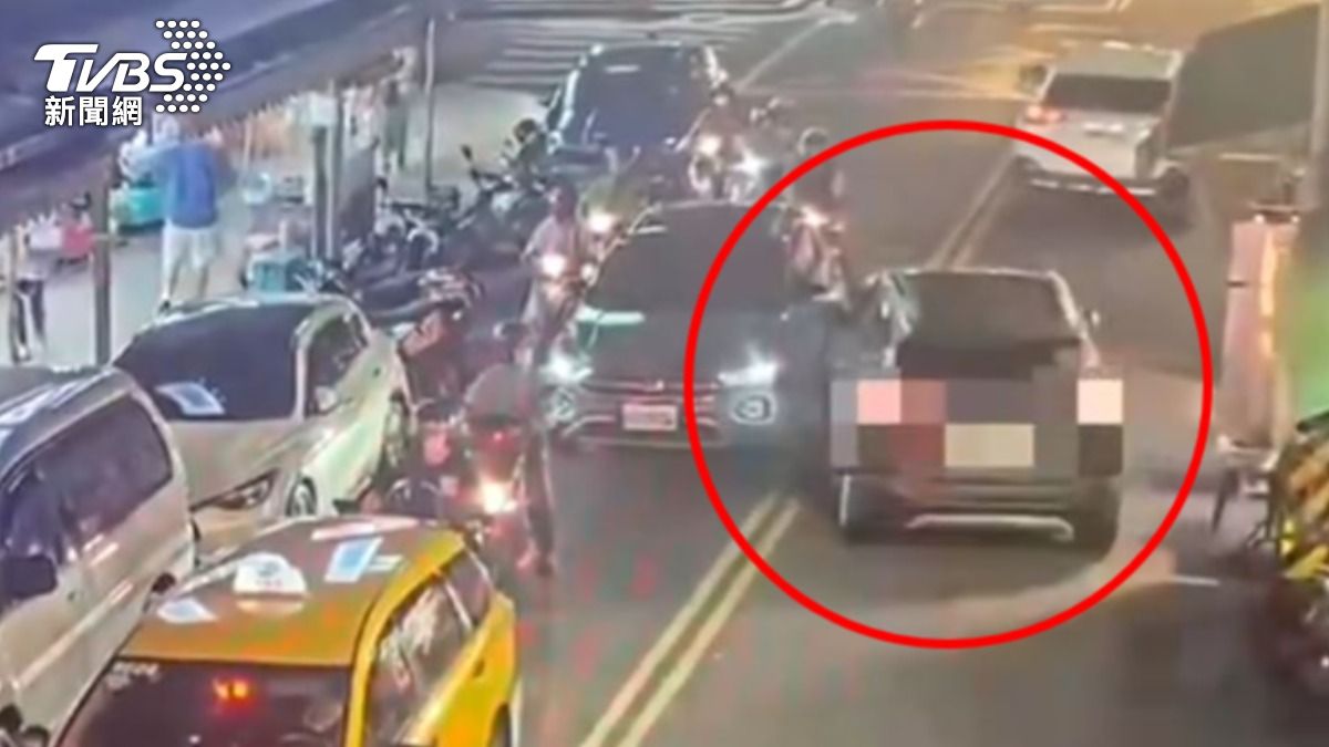 曾男車輛一路上蛇行亂竄,還擦撞兩側汽機車。(圖/TVBS)